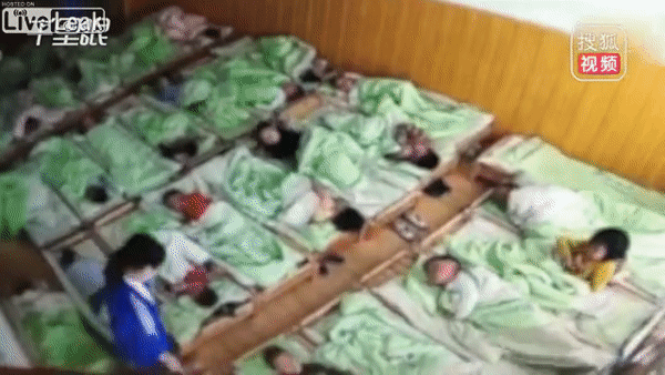 Phẫn nộ cảnh cô giáo dùng giấy báo cuộn tròn vụt vào đầu trẻ