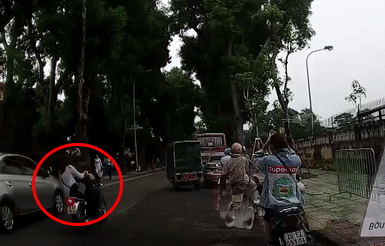 Video: Cô gái bị hất văng xuống đường vì áo dài 