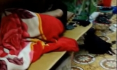 Nam thanh niên đưa bạn gái về phòng trọ đông người nằm ôm nhau bị “ném đá” dữ dội