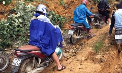 Mưa lớn gây ngập úng và sạt lở quốc lộ 4 ở Lào Cai