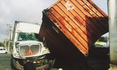 Thùng container đè bẹp buồng lái, tài xế may mắn thoát nạn