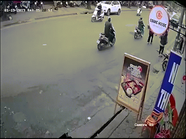 Video: Khoảnh khắc kinh hoàng xe