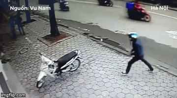 Video: Tên trộm táo tợn, bẻ khóa xe máy giữa ban ngày ở Hà Nội