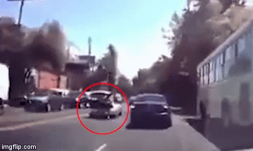 Video: Con tin bị trói 2 tay nhảy khỏi cốp ô tô, lăn xuống đường như phim hành động