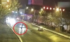 Hôn nhau giữa đường, đôi tình nhân Trung Quốc bị ô tô đâm gục