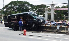 Đâm vào xe tải, xe Limousine lao lên dải phân cách bốc cháy