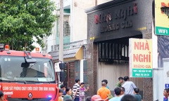 Lửa bốc cháy dữ dội trong nhà nghỉ, khách đập cửa kính thoát thân