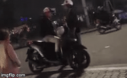 Video: Nam thanh niên ngồi im để cô gái vung tay tát 20 cái vào mặt