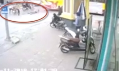 Video: Kinh hoàng nam thanh niên bị chém gục trước bốt CSGT