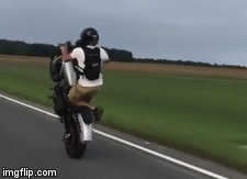 Video: Nam thanh niên ngã mài người xuống đường vì bốc đầu mô tô 