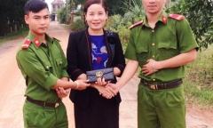 2 chiến sĩ công an nhặt được 50 triệu đồng, trả lại người đánh rơi