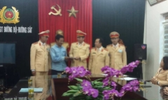 Nhặt được bọc tiền trên đường, CSGT Thanh Hóa trả lại người đánh rơi