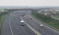 Video: Ô tô con lao ngược chiều trên đường cao tốc gây tai nạn liên hoàn