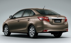 Mitsubishi Outlander giảm “sốc” 200 triệu, Isuzu xuống giá thêm 114 triệu
