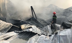 Kho chứa phế liệu trong khu dân cư bốc cháy dữ dội, nhiều người sợ hãi