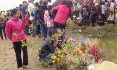 Hàng trăm người kéo nhau đi xem cá lạ 