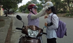 Mẹ nữ sinh khiếm thị xúc động ngày con vượt 