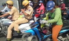 Xúc động hình ảnh 2 CSGT đưa bé 14 tháng tuổi đi cấp cứu