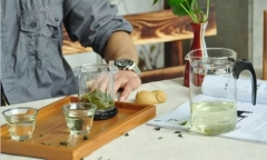 Phẫu thuật sỏi thận 4 lần trong 2 năm chỉ vì thói quen uồng trà xanh sai thời điểm