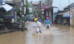 Hàng nghìn người dân Nam Trung Bộ sơ tán lên cao để tránh lũ