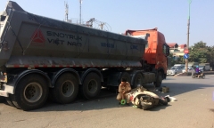 Hà Nội: Thương tâm người phụ nữ bị xe đầu kéo cán tử vong tại chỗ