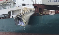 Container đâm nhau trên sông Đồng Nai, dân địa phương lao ra 