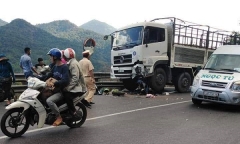 Xe máy đấu đầu ô tô trên đèo Bảo Lộc, nam 