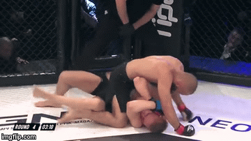 Video: Võ sĩ chịu 11 cú đòn oan nghiệt từ đối thủ vì một lý do ít ai ngờ đến