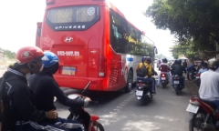 Tin tai nạn giao thông mới nhất ngày 13/2/2019: Chồng gào khóc ôm thi thể vợ bị xe khách cán tử vong