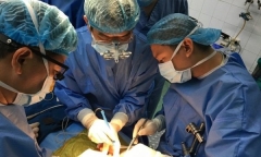 Cứu sống bé trai 2 tuổi vỡ dạ dày do xe máy đâm