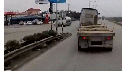 Video: Tài xế xe đầu kéo đánh lái đâm vào đuôi container, cứu mạng