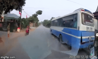 Video: Bé trai thoát chết ngay trước mũi ô tô vì phút sang đường bất cẩn