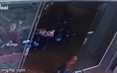 Video: Hoảng hồn chứng kiến cảnh kính cường lực vỡ vụn đổ sập lên đầu bé trai