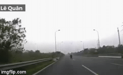 Video: Tài xế hoảng hồn đánh lái tránh cụ bà nhặt rác giữa cao tốc