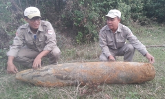 Công nhân phát hiện bom nặng gần 300kg dưới mặt đường