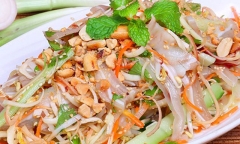 Cách làm nộm tai heo xoài xanh giòn ngon sần sật cho thứ Hai oi ả