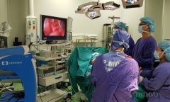 Tiêm nâng mông bằng mỡ nhân tạo, cô gái bị sưng nề với hàng trăm khối u