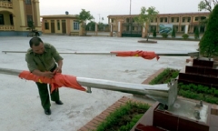Cột cờ bất ngờ đổ sập, học sinh lớp 7 may mắn thoát chết