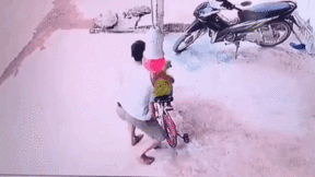 Thấy xe công nông lao vào cửa nhà, ông bố bế con chạy nhanh như chớp