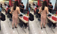 Ngán ngẩm hình ảnh thiếu nữ diện đồ bó sát, lộ hết cả nội y trong cửa hàng điện thoại