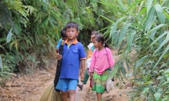 Chuyện chưa kể về ngôi làng học sinh phải đi bộ 20 km từ 4 rưỡi sáng để đến trường