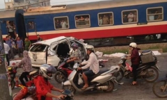 Vụ tàu hỏa đâm ô tô: Tăng cường nhân viên gác barie giờ cao điểm