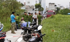 Xót xa thi thể bé trai sơ sinh tại bãi đất trống ở Sài Gòn