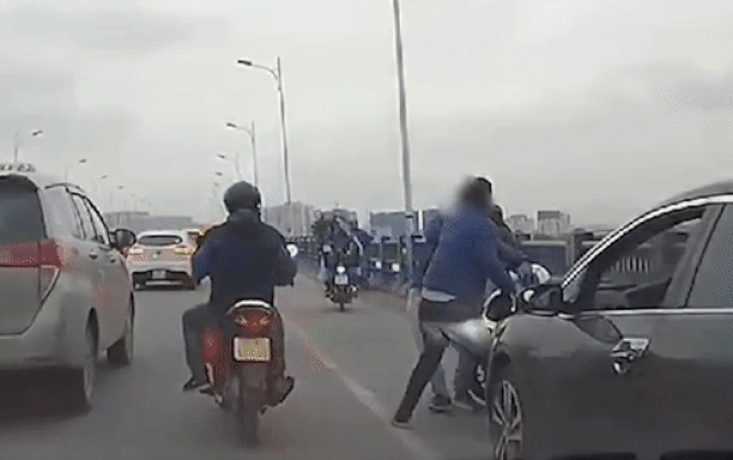 Video: Tài xế ô tô đánh người dã man vì không được nhường đường ở làn xe máy