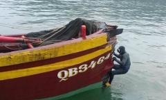 Tàu cá mất lái đâm trúng tàu hàng, 5 ngư dân được cứu sống