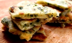 Bánh tráng hành chiên giòn – Món ăn giản dị mà ngon miệng