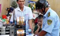 Nữ chủ tịch phường đóng phạt hộ người đàn ông bán nước mía lấn chiếm vỉa hè