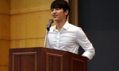 Tiết lộ hình ảnh của Song Joong Ki thời đại học gây chú ý