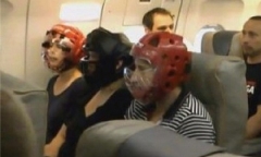 Hành khách United Airlines đội mũ bảo hiểm lên máy bay vì sợ bị đánh ?