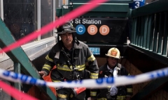 Tàu điện ngầm ở New York trật đường ray, gần 40 người bị thương